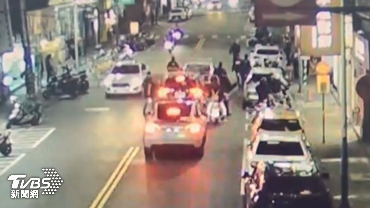 警方到場畫面。（圖／TVBS）