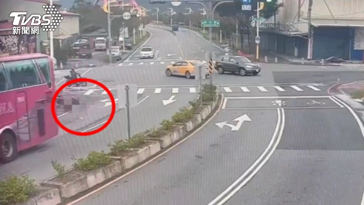 騎士當場被撞上,人車噴飛至一旁。(圖/TVBS)