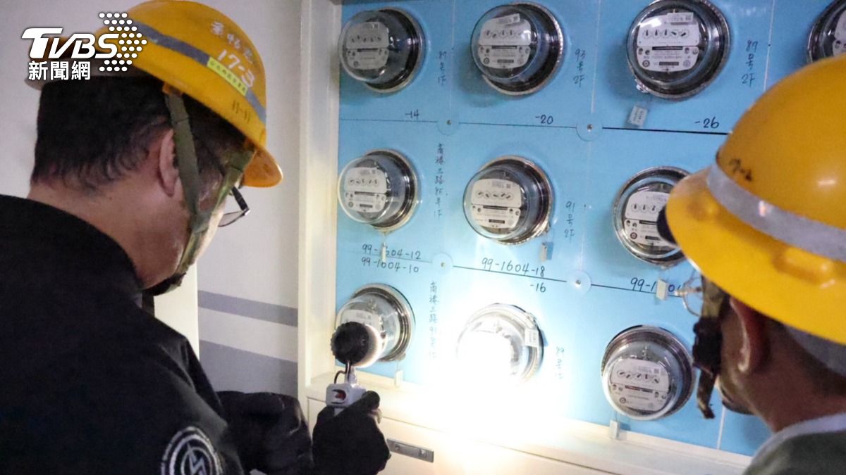蘆洲警會同新北公安稽查小組,執行斷水斷電處分。(圖/TVBS)