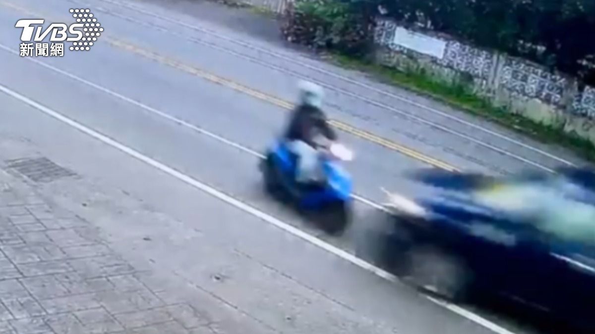 上班路變驚魂!男子騎車赴轉運站突遭逆向自小客猛撞。(圖/民眾提供)