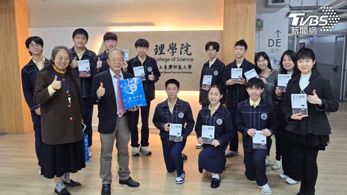 臺師大理學院副院長、《量子糾纏》譯者方偉達教授,代表院方贈書予再興師生(圖/國立臺灣師範大學)