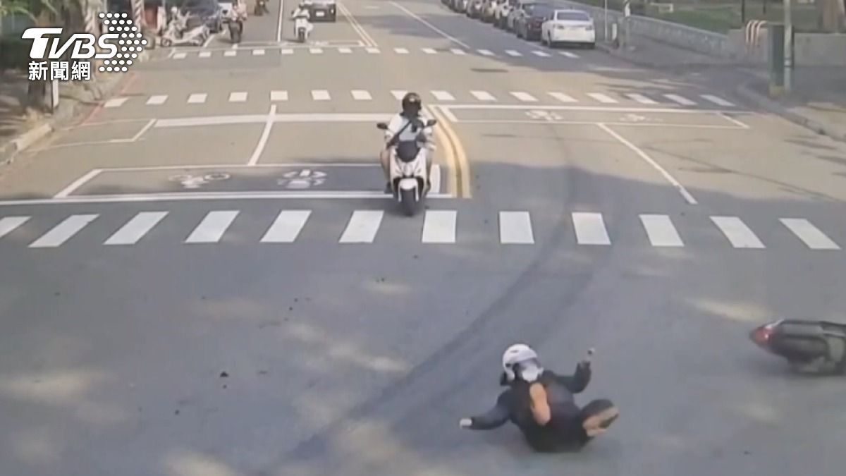貨車裝載物滲漏釀禍,4騎士「同地滑倒翻滾」險遭追撞。(圖/TVBS)