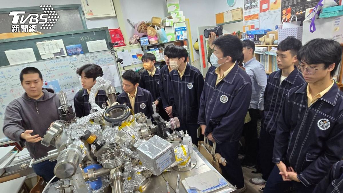 臺北市私立再興中學師生前往國立臺灣師範大學理學院,展開「深度科學」參訪行程(圖/國立臺灣師範大學)
