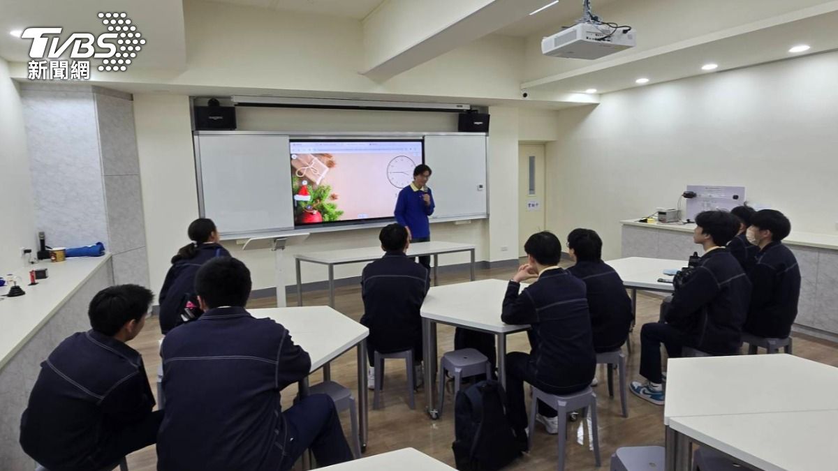 臺北市私立再興中學師生前往國立臺灣師範大學理學院,展開「深度科學」參訪行程(圖/國立臺灣師範大學)