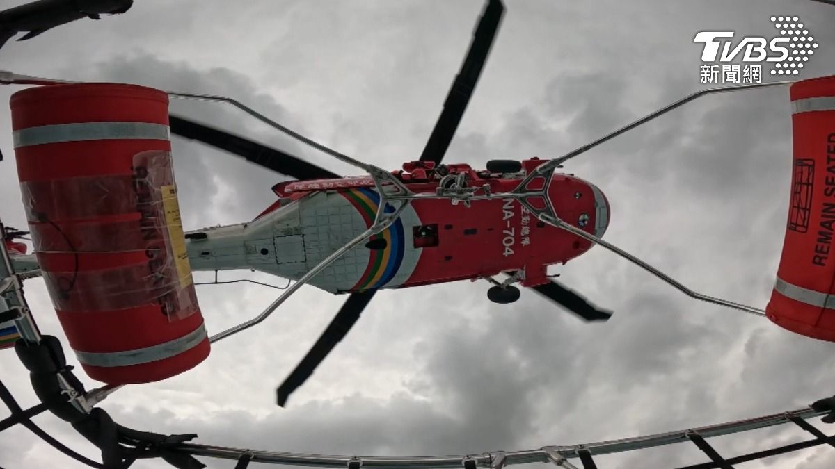 空勤總隊黑鷹機組展開精進飛行訓練，其一重要科目為熟練海上吊掛作業。(圖／TVBS)
