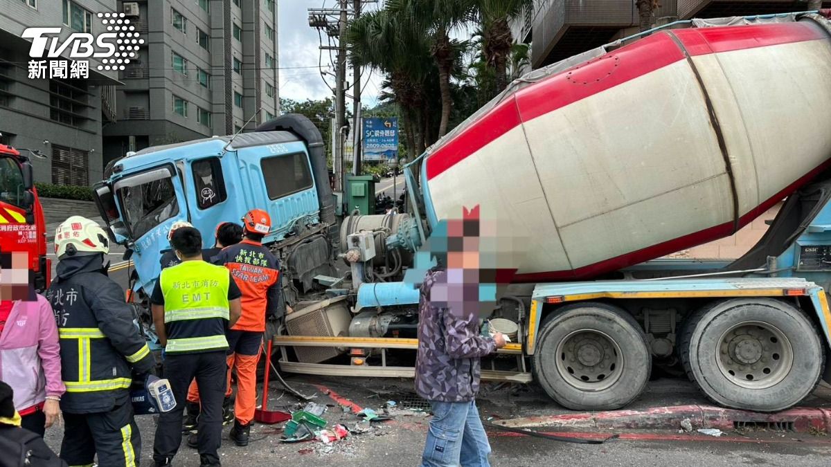 有片/捷運紅樹林站前水泥車、汽車碰撞3人送醫 燈桿噴飛畫面曝
