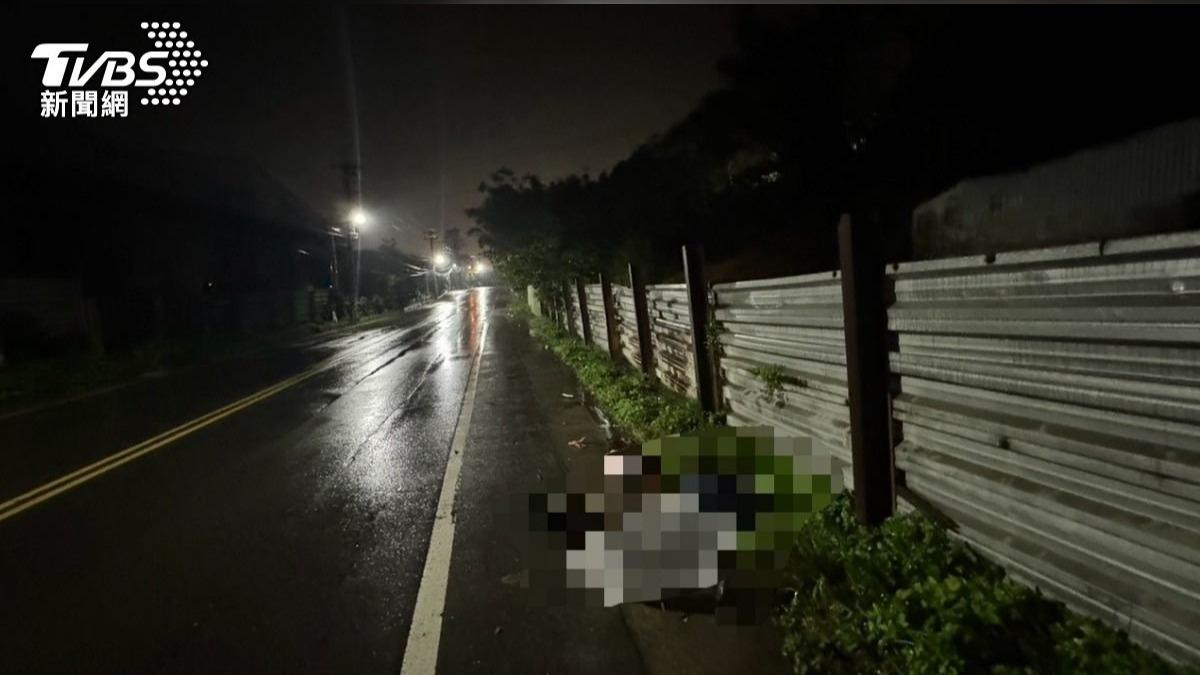 婦人被追撞後送醫不治，隨身物品遺留在現場。（圖／TVBS）