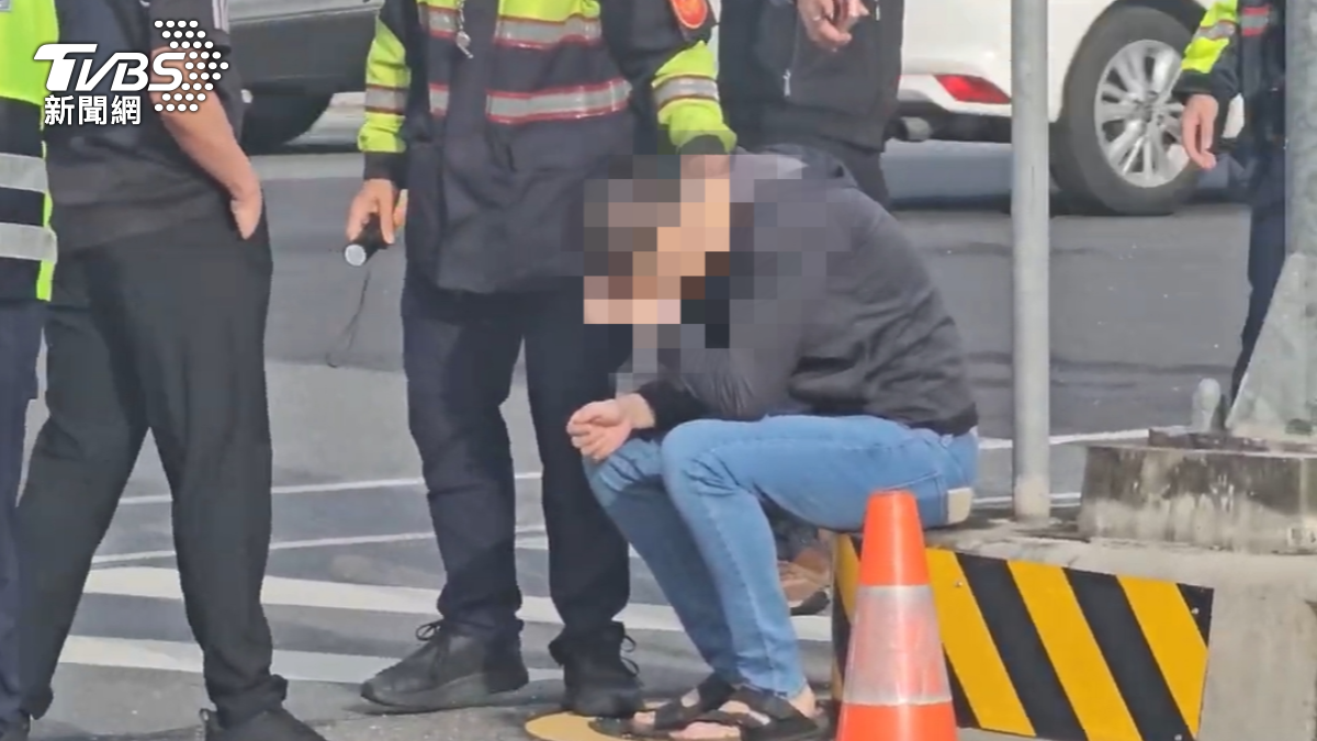 家屬到場痛哭,情緒激動。(圖/TVBS)
