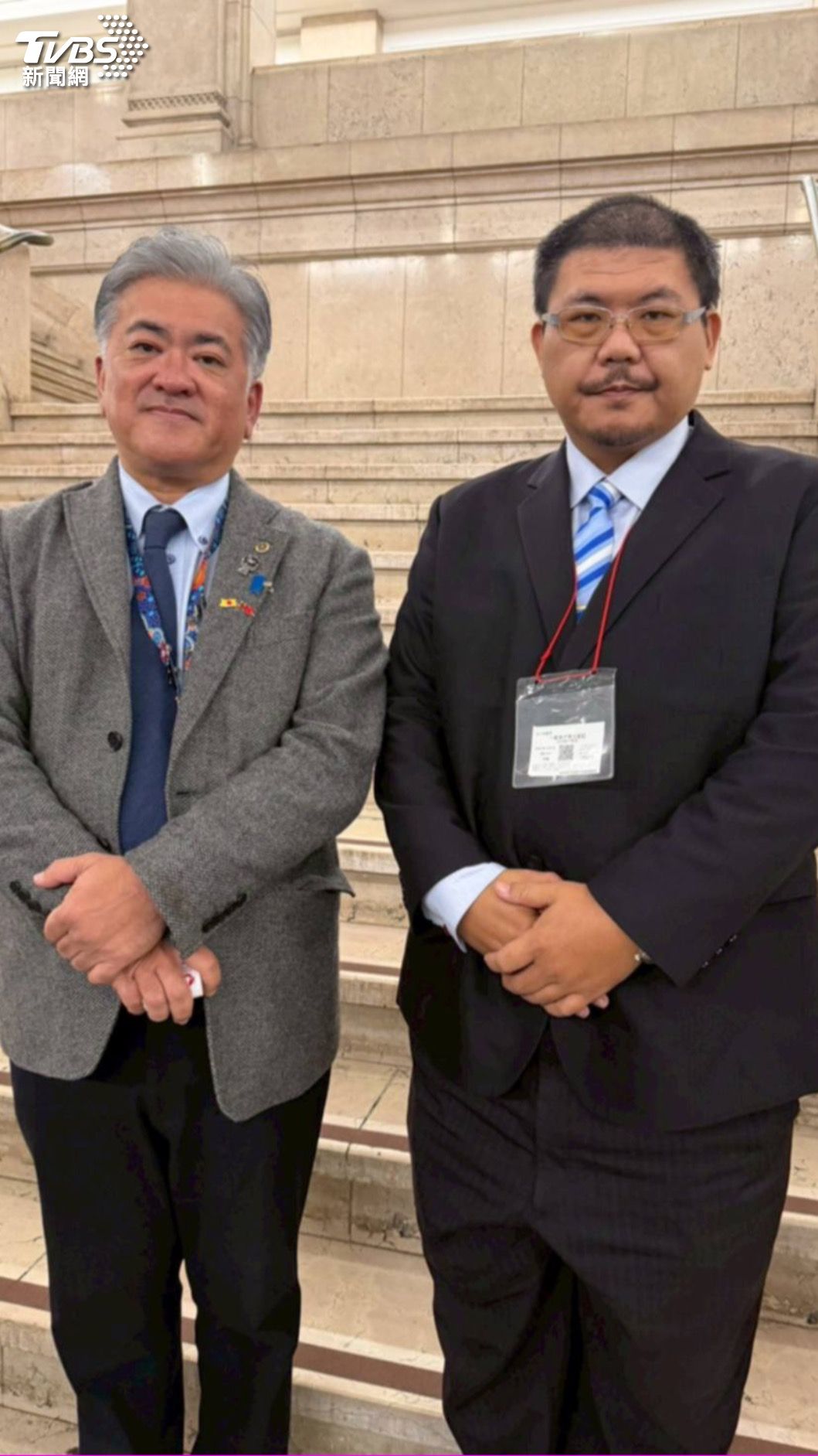 大阪府議會議長金城克典(左)親自接見信賴之友訪問團,其中台東縣代表蔡東澄(右)力邀他來台東觀光旅遊。(圖/TVBS)
