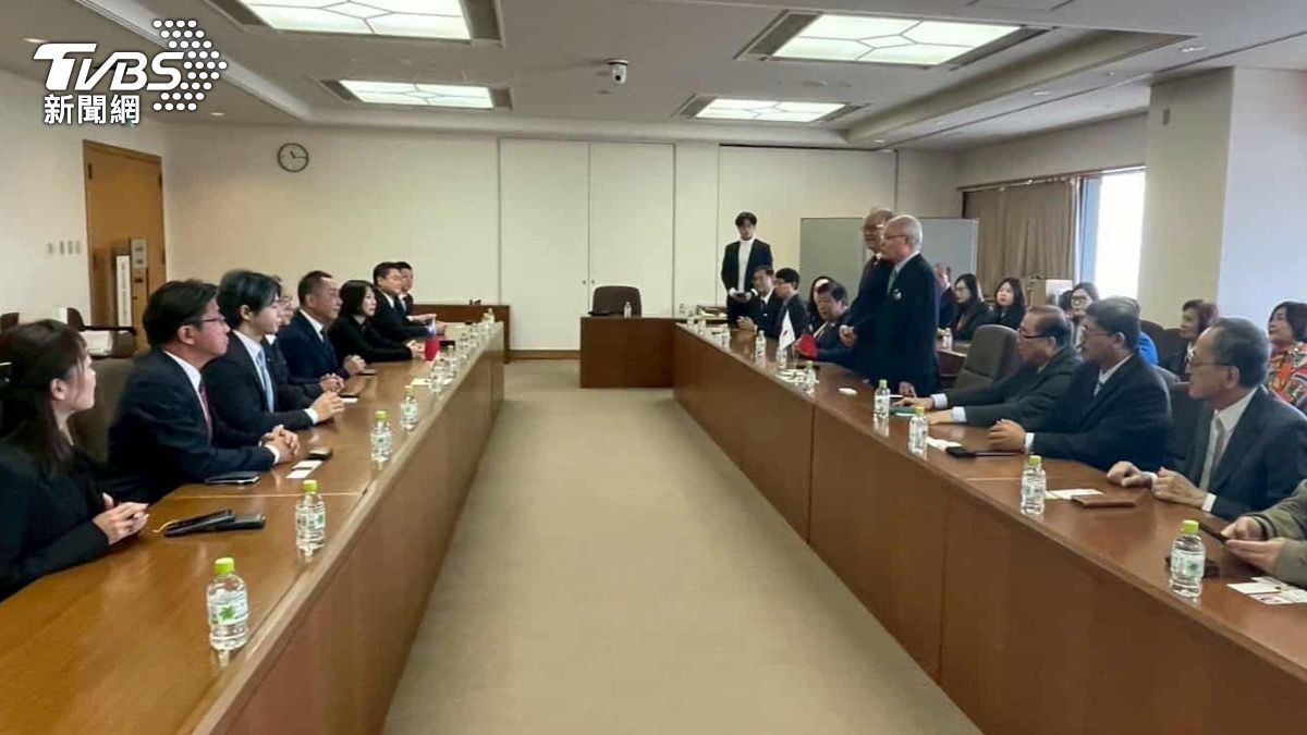 台灣民團信賴之友會前往日本關西拜會議會官員,力挺台日雙方觀光交流。(圖/TVBS)