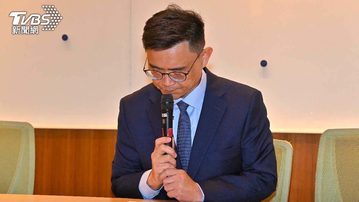 賴瑞隆低頭致歉。(圖/胡瑞麒攝)