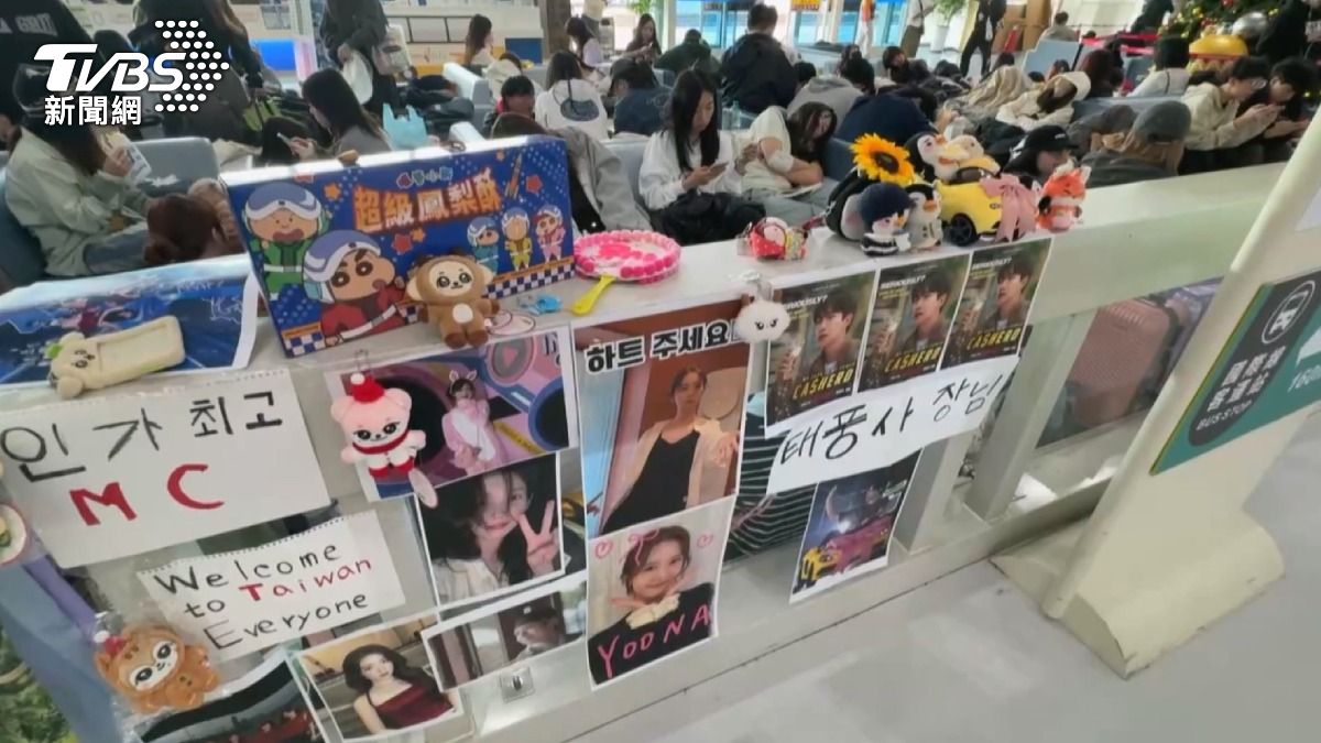 AAA頒獎典禮6號世運主場館登場，前一天紛絲紛紛衝小港機場卡位，凌晨4點門一開，大家搶衝第一排。（圖／TVBS）