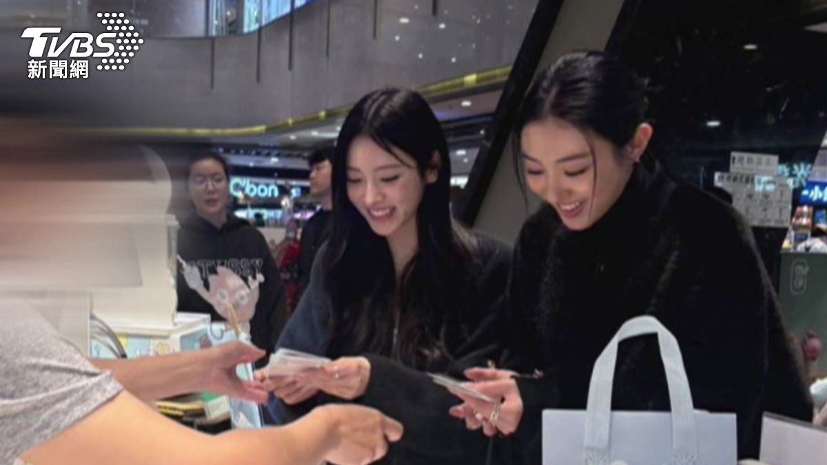 韓國新生代女團MEOVV的成員Anna與李嘉元則展現對台灣美食的熱愛，下機當晚便前往百貨公司品嘗手搖飲料。（圖／TVBS）