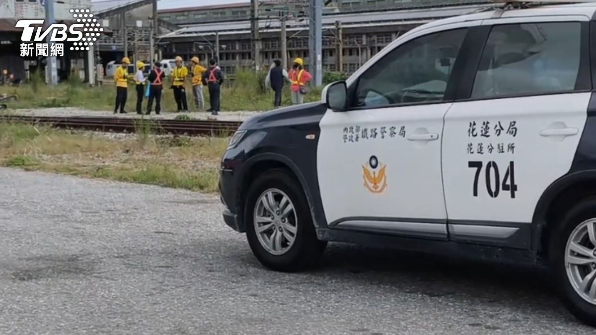 一名工人倒臥機務段鐵軌,遭貨運列車輾斃。(圖/TVBS)