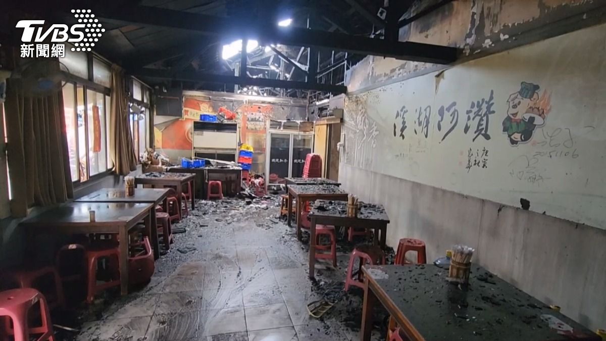 彰化知名小吃「阿讚爌肉飯」火災損失慘！店內焦黑　光財損估計50萬。(圖／TVBS)