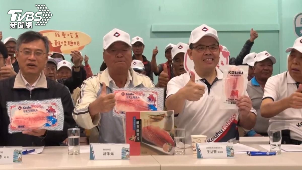 檢驗數值烏龍「放大10倍」,養殖戶手持台灣鯛尷尬推銷。(圖/TVBS)