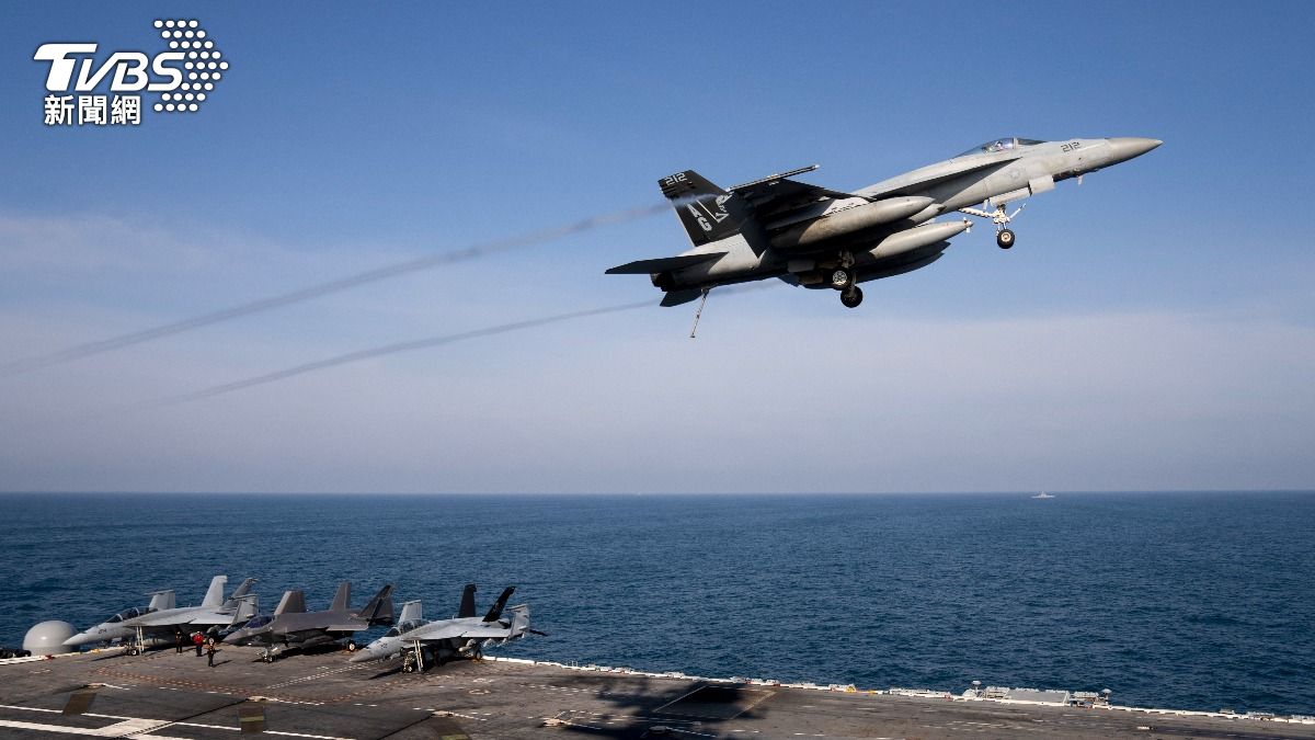 快訊/美軍F/A-18戰機墜毀 飛行員彈射跳傘、墜機引森林火災