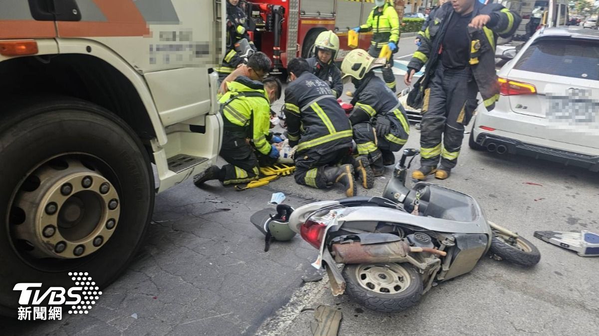 有片/疑變換車道不慎!林口7旬婦遭貨車猛撞 夾困輪胎亡