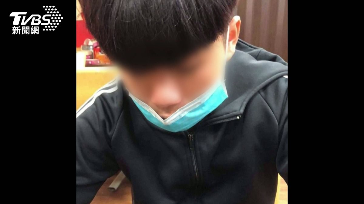 19歲少年遭限制住居,阿嬤備好火爐驅霉運。(圖/TVBS)