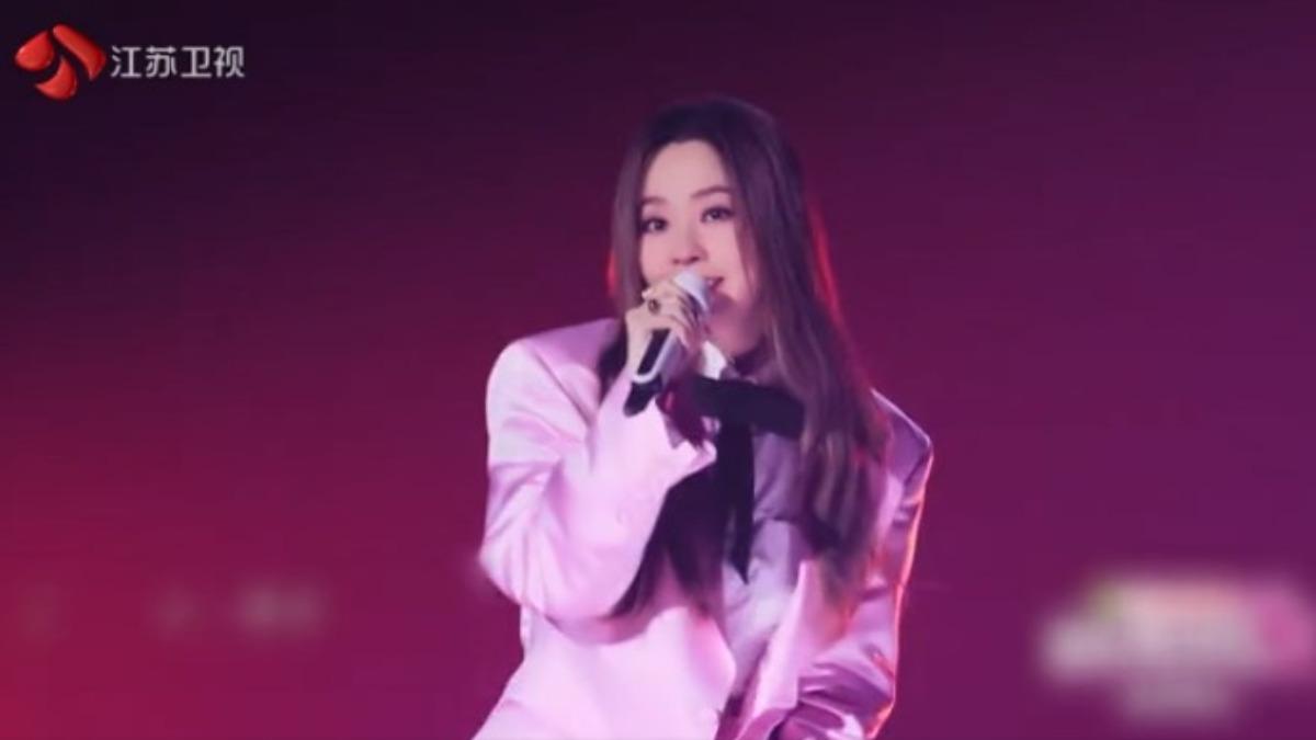 大陸實力唱將張靚穎一身粉色西裝solo演唱。（圖／江蘇衛視）