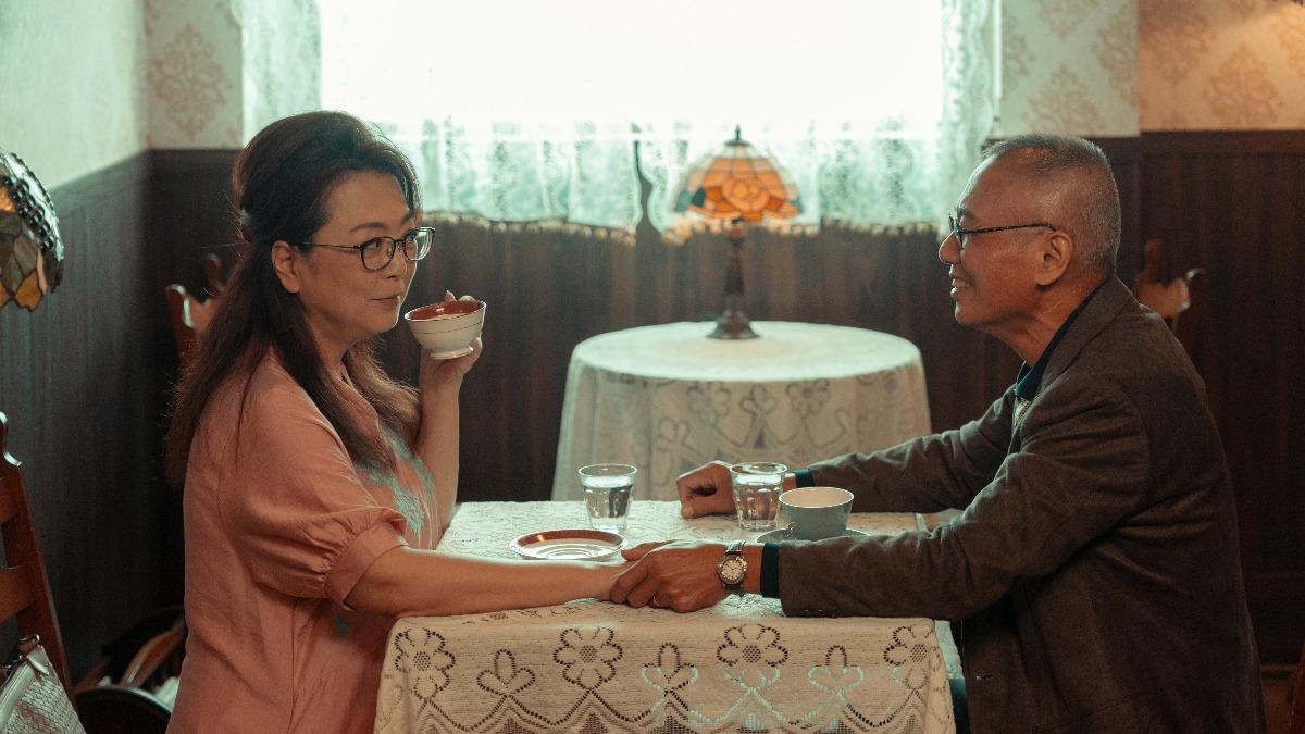 「瓊瑤女星」趙永馨飾演(左)失智婦,深情翁童毅軍(右)欲整回18歲喚回愛情。(圖/六魚文創提供)