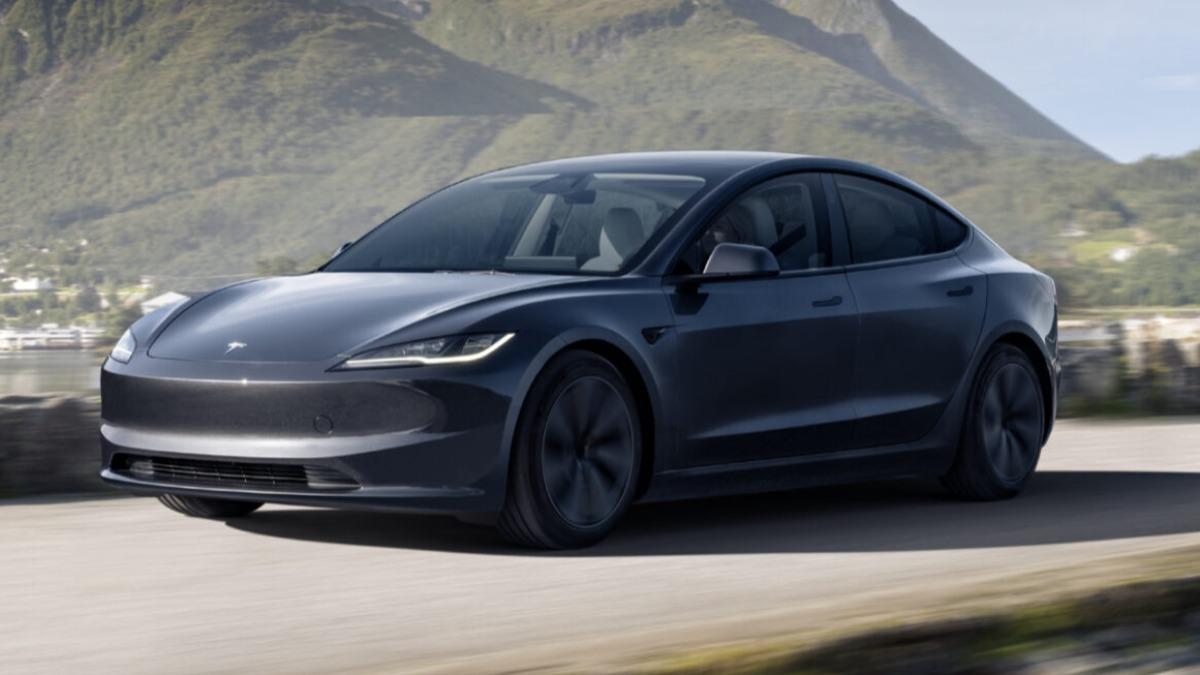 新款Model 3煥新版已經裝回方向燈撥桿。(圖/Tesla提供)