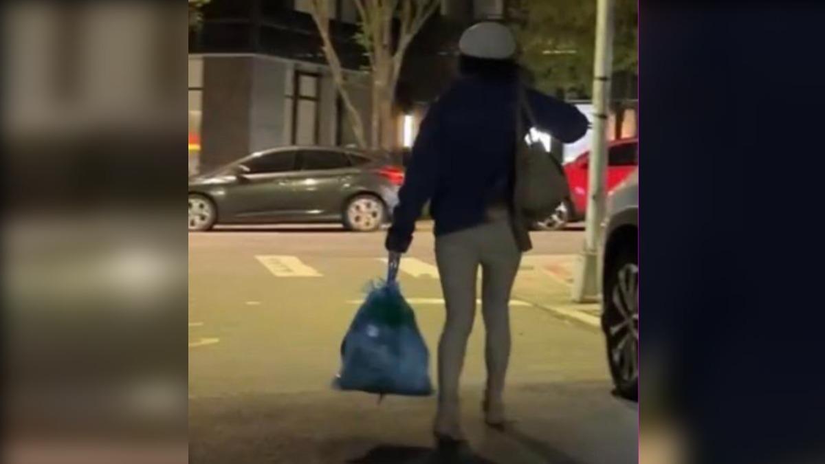 女子棄貓屍畫面。（圖／許淑華提供）