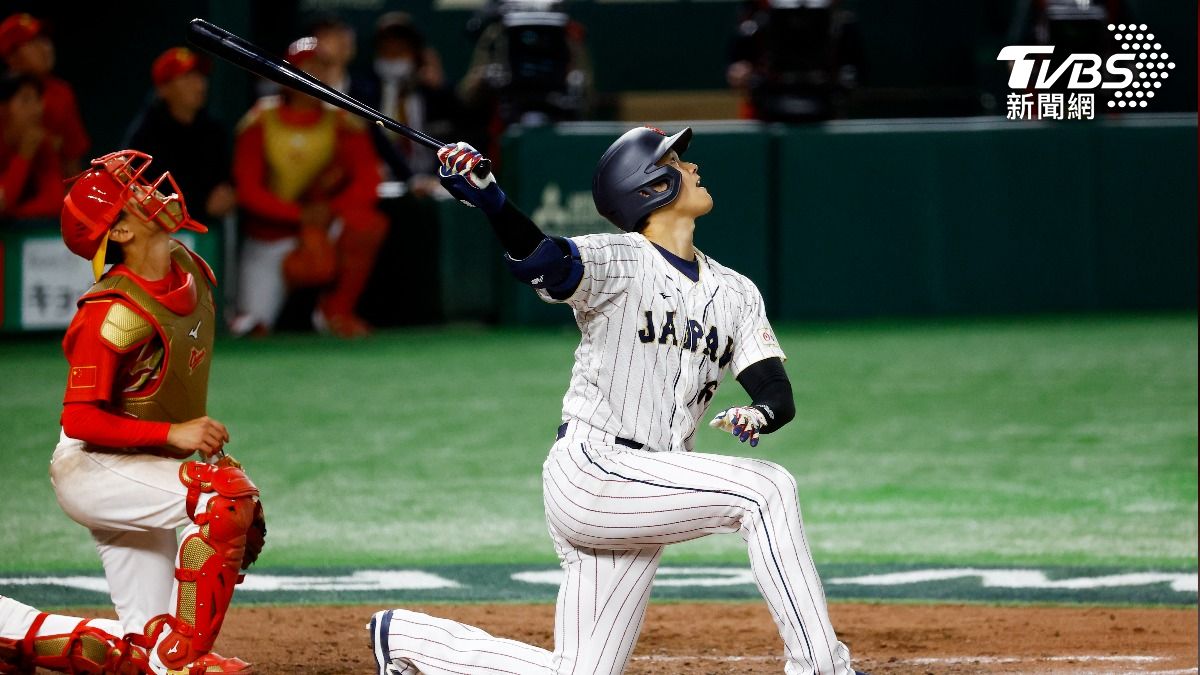 理性的「一刀流」vs. 浪漫的「二刀流」,大谷翔平會做出什麼選擇?(圖/達志影像路透社)
