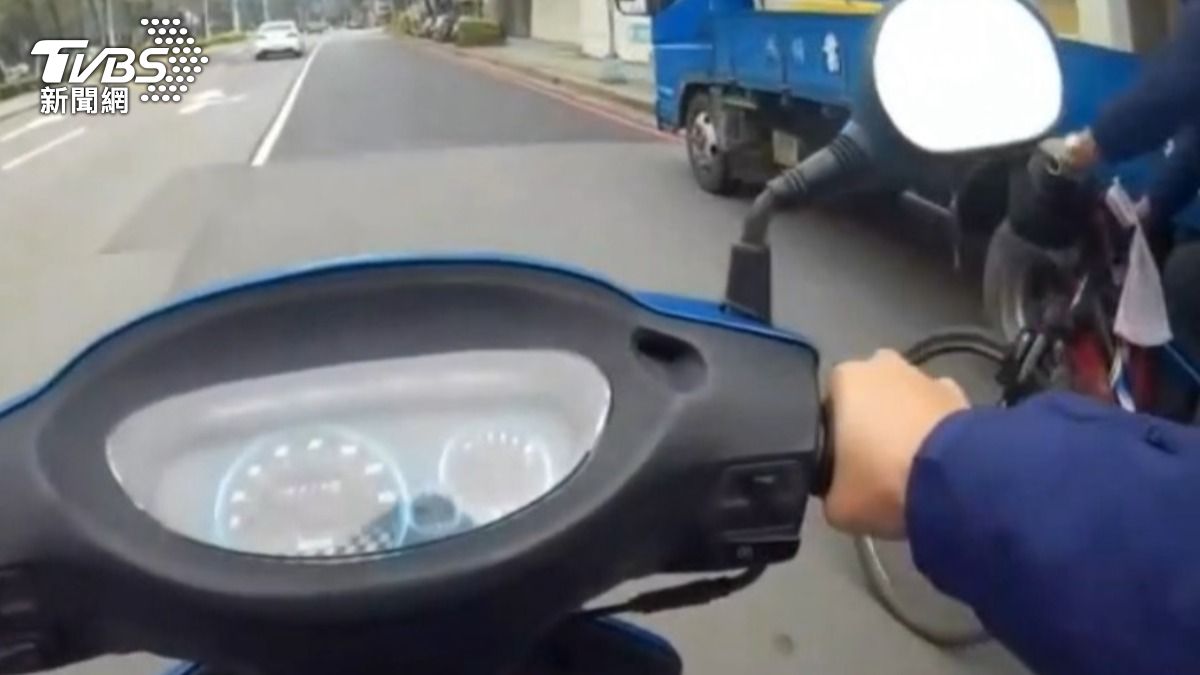 陳男險些撞上所長。(圖/TVBS)