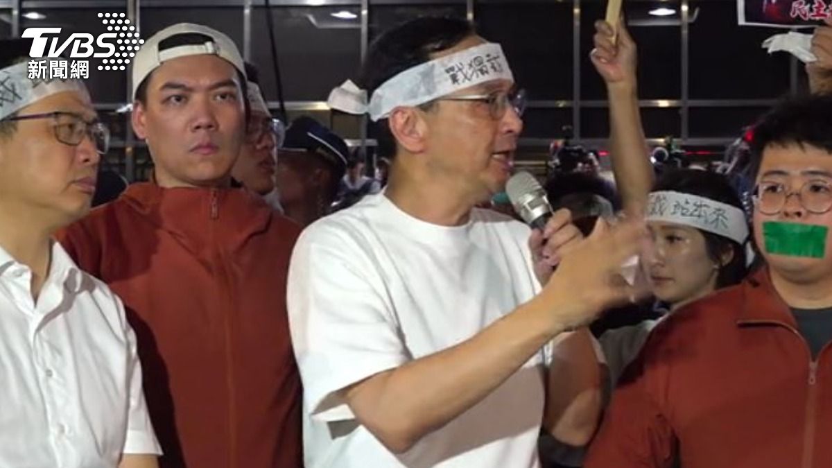 4月時任國民黨主席朱立倫赴北檢。(圖/TVBS)