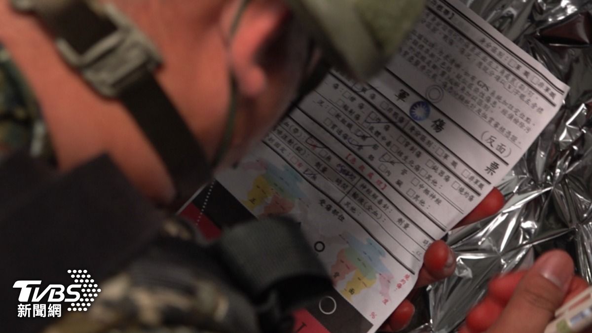 國軍目前所使用的紙本傷票。(圖／TVBS)