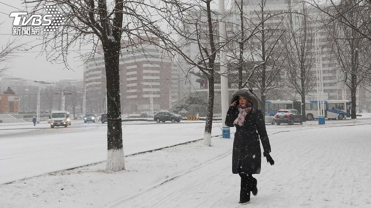 南韓首爾和北韓平壤都迎來初雪,但首爾暴雪造成交通癱瘓。(圖/達志影像美聯社)