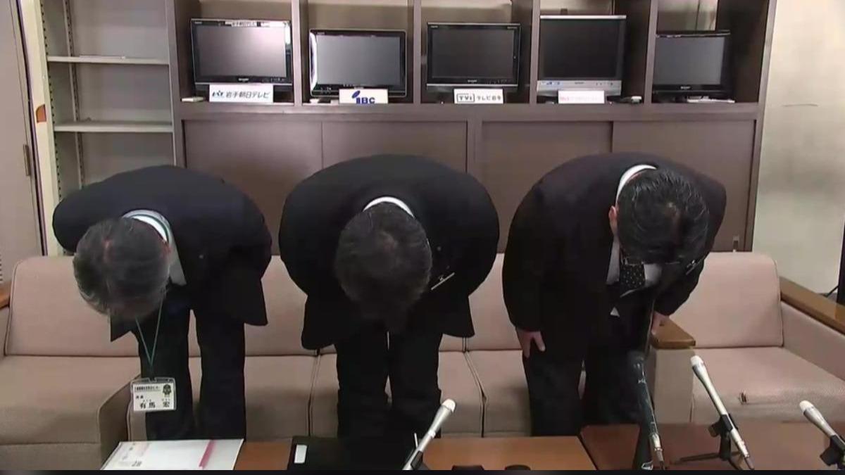 公務員佐佐木貴法二度在台偷拍,岩手縣官員90度鞠躬道歉。(圖/翻攝岩手めんこいテレビ)