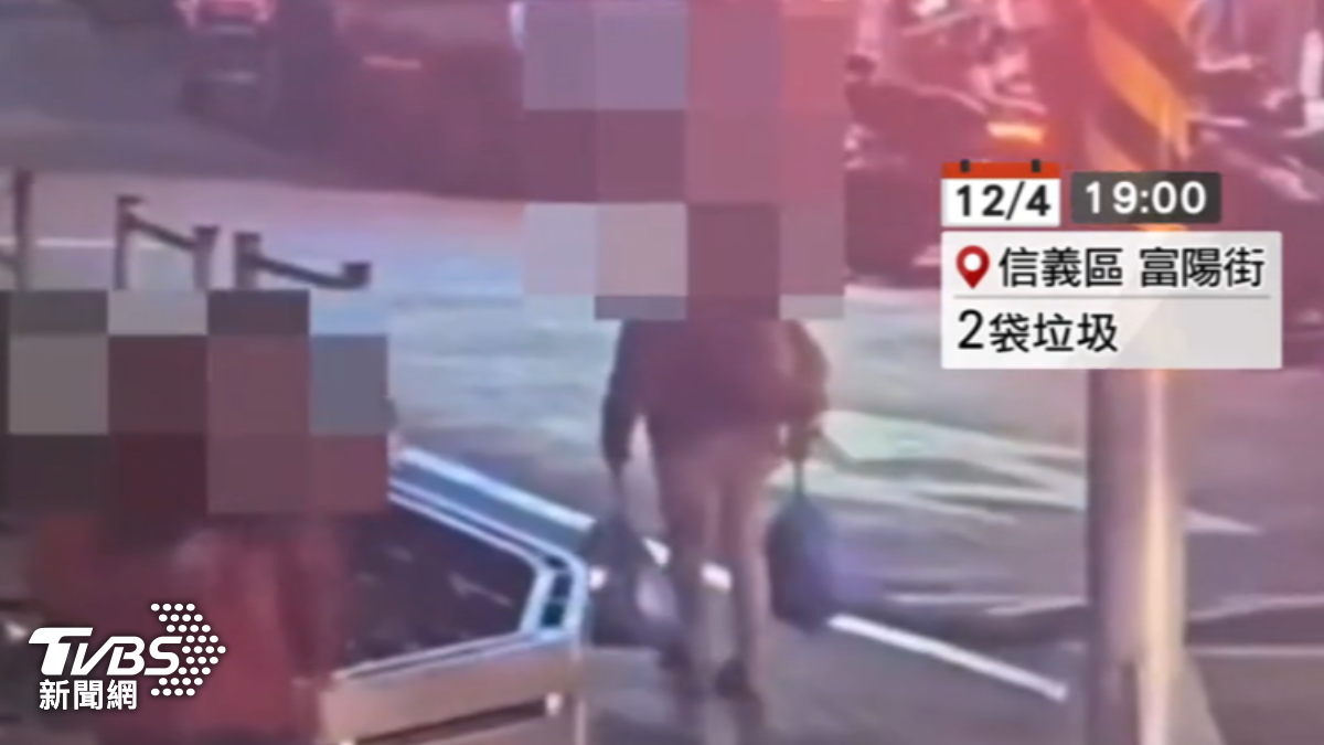 游姓女子提著兩袋垃圾,裡面裝的是貓咪屍體。(圖/警方提供)