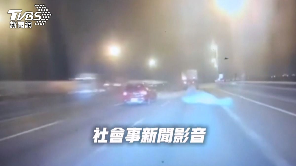 國道「天外飛塑」擋視線,駕駛神應對盲開28秒,教練曝處理關鍵。(圖/翻攝社會事新聞影音)