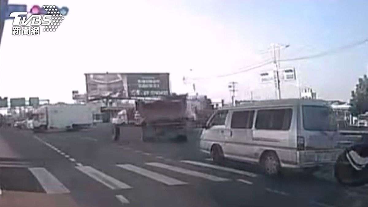 砂石車左後輪突然脫落,滾入車水馬龍的路中央,砸到3部自小客車。(圖/民眾提供)