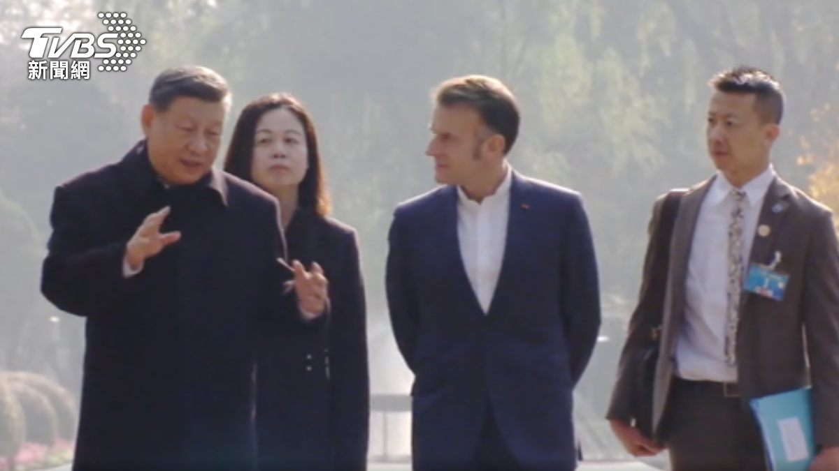 法國總統馬克宏訪問中國,大陸國家主席習近平親自陪訪,帶他參觀四川成都的水利工程。(圖/CCTV+)