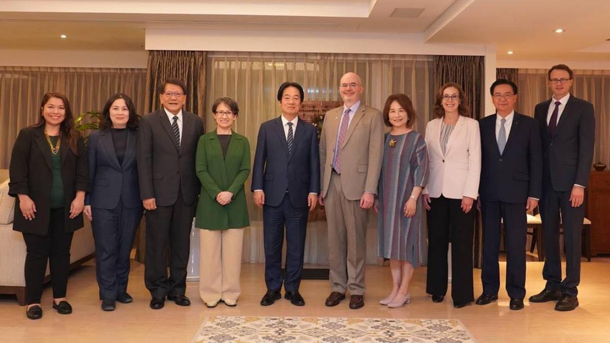 美國在台協會貼出處長谷立言與總統賴清德、副總統蕭美琴等人的合照,但獨缺外交部長林佳龍。(圖/翻攝自美國在台協會臉書)