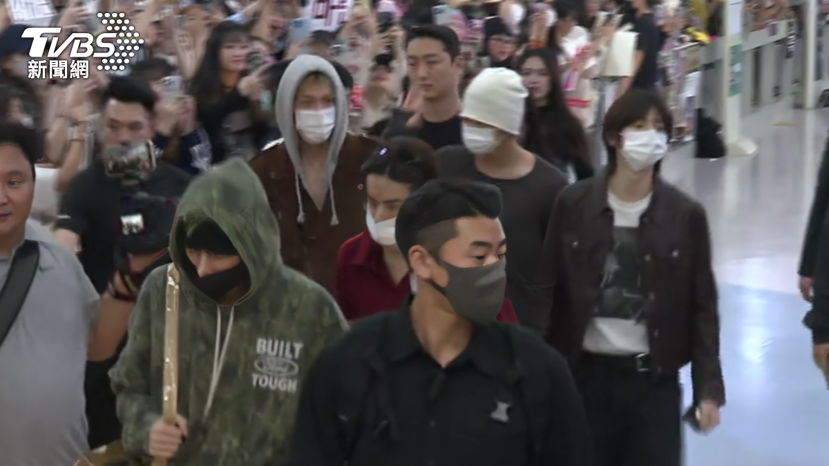 韓國新人團體CORTIS首度來到台灣,穿著輕便的休閒服裝。(圖/TVBS)