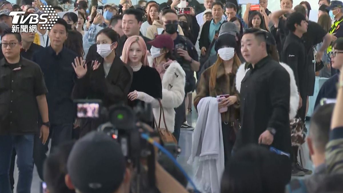AAA頒獎盛典,明天(6號)將在高雄市運舉辦,重量級男、女團以及演員都紛紛抵達台灣(圖/TVBS)