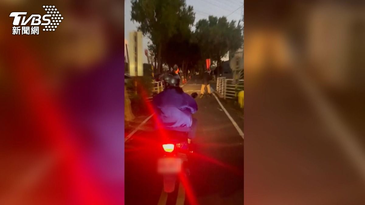 在夜間時分,仍有女騎士騎著機車闖入,潭雅神綠園道的自行車專用道。(圖/民眾提供)