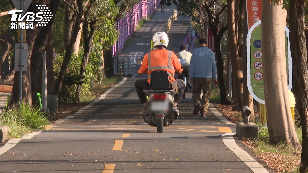 潭雅神綠園道,明文規定禁止機車和微型電動二輪車進入 。(圖/TVBS)