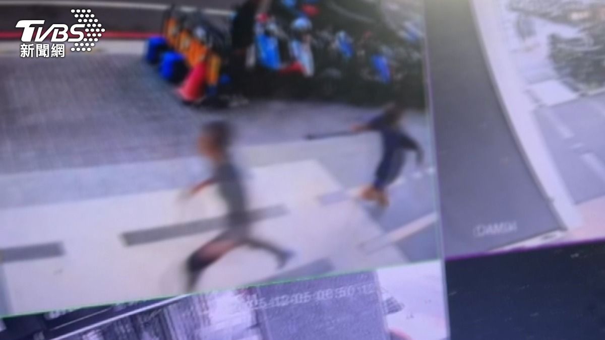 事發當時有多名男子在台中市進化北路的騎樓下奔跑追逐。(圖/民眾提供)