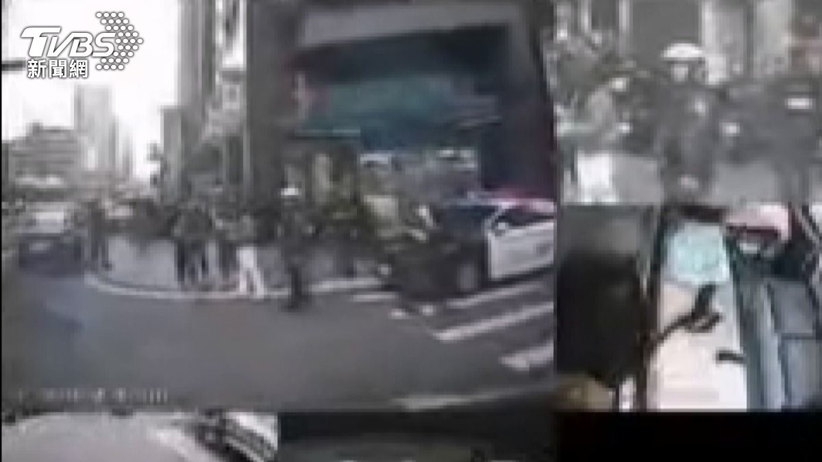 救護車抵達後確認,劉男是在情急之下空手接白刃而受傷。(圖/TVBS)