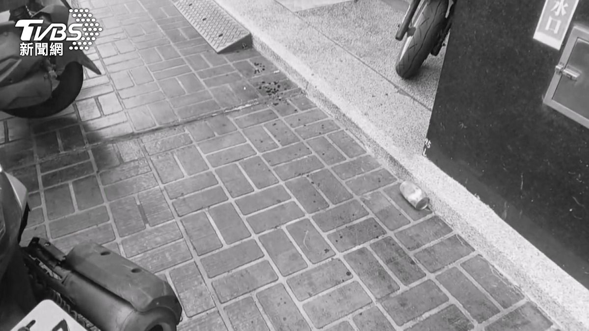 劉男為保護自己奪下對方的刀,但不幸造成自身手部嚴重受傷。(圖/TVBS)