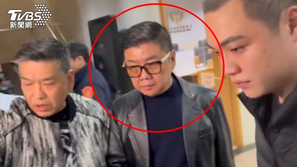 天道盟盟主鐵霸,捲入毆打運將一案,涉嫌教唆遭到複訊,80萬元交保。(圖/TVBS)
