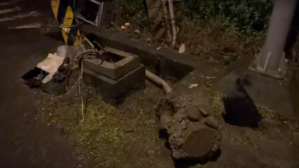 現場號誌箱遭撞擊受損。（圖／TVBS）