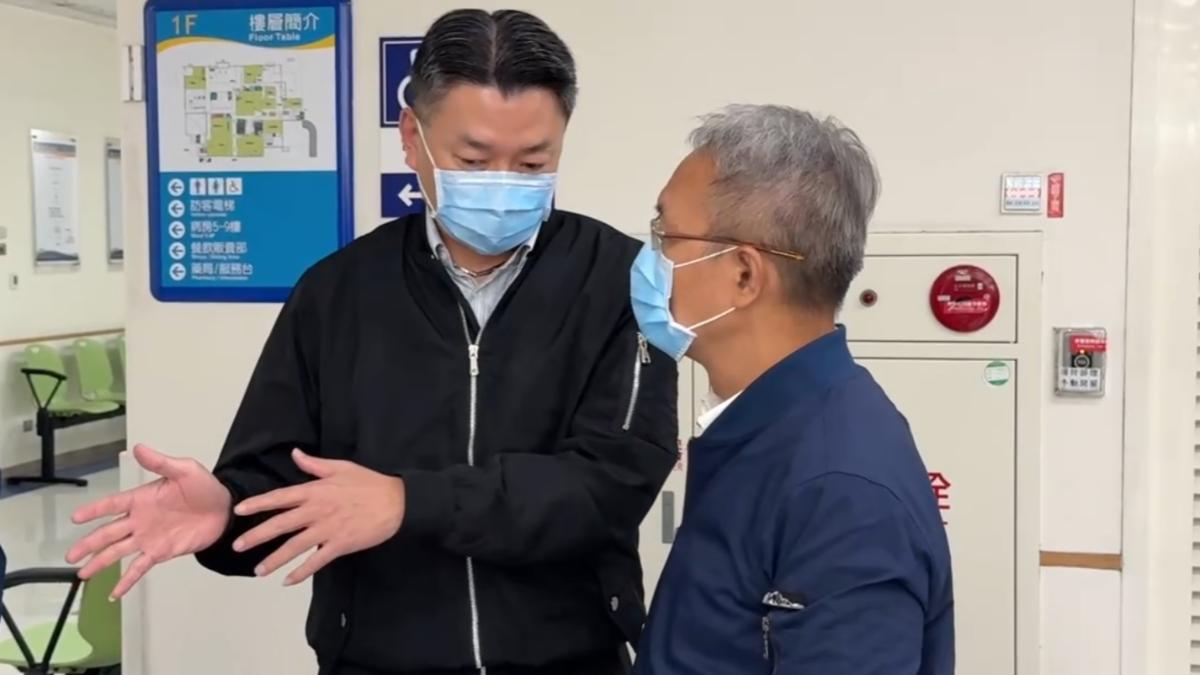 宜蘭代理縣長林茂盛（右）到醫院了解狀況。（圖／TVBS）