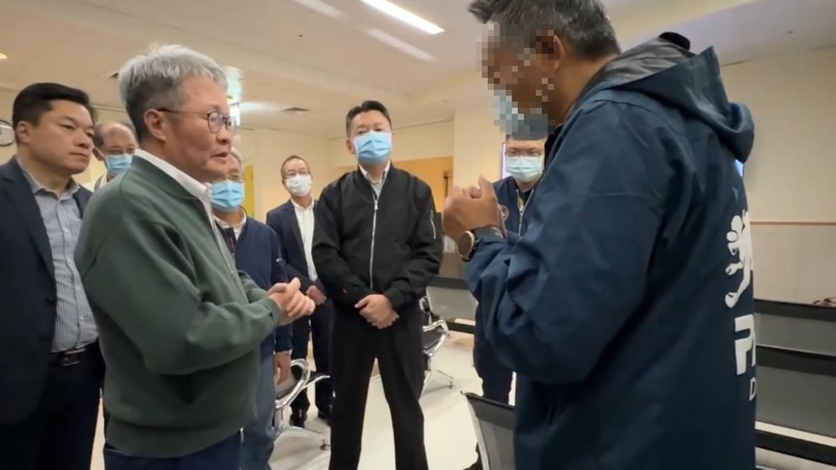 政務委員陳金德到醫院關心，林姓員警的爸爸則痛心表示希望能全力搶救兒子。（圖／TVBS）