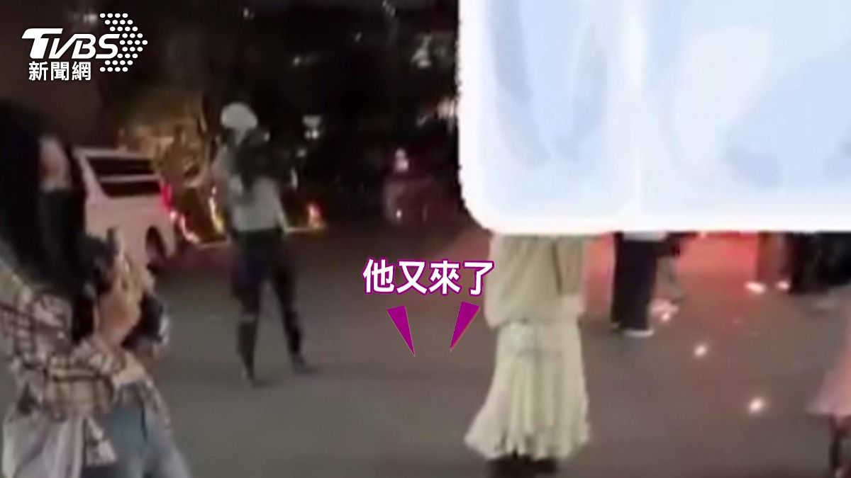聖誕樹下潛伏「黑影」!勤美商圈「全罩男「遭控專拍落單女」 疑似慣犯。(圖/民眾提供)